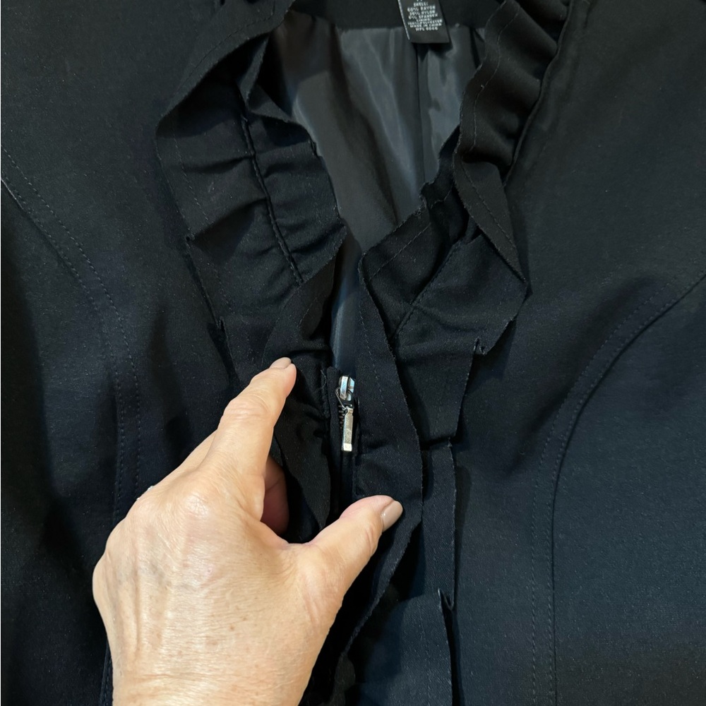 Lightweight ruffled jacket - Picture 5 of 9